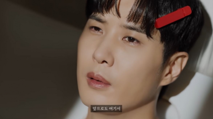 머리핀을 꽂은채 은은하게 사라지는 미원씨.