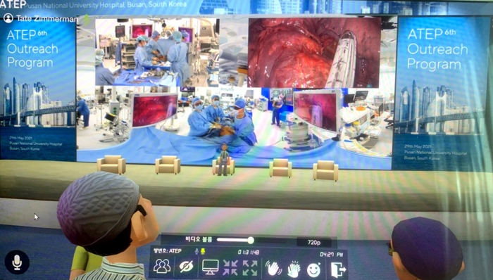 외과 수술교육에 메타버스를 도입한 분당서울대병원. 라이브 서저리를 지켜보며 아바타를 통해 실시간 토의를 진행한다.