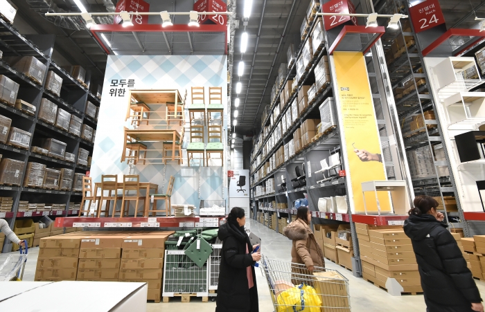 이케아의 강점 중 하나는 고객들이 다양한 제품을 직접 체험해 볼 수 있는 대형매장이다. 이케아 기흥점의 모습. 뉴시스