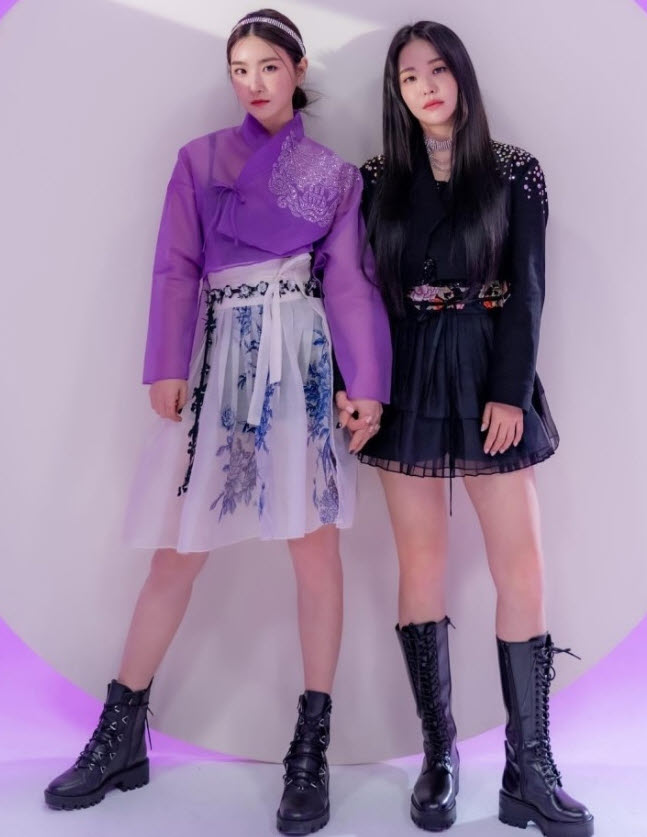 2021년 참여한 브레이브걸스 유정. 꼬마크 스팽글 배자, 금박주름치마, 크리스탈스터드크롭자켓 착용. 돌실나이 제공