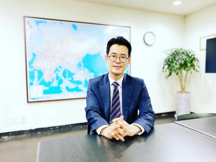 박희정 세계ESG전략센터 대표이사 겸 국회 사무처 산하 법인 한국조정협회 ESG위원장, 미국 벤처캐피털 팰러앨토벤처스튜디오(스탠퍼드대학·경영대학원 협업) ESG·경제위원회 총괄, 서울혁신파크 운영법인 미래도시환경연구원 특임연구위원, 한국M&A협회 전문위원, 세계에너지포럼(WEF) 고문, 환경감시국민운동본부 ESG정책위원장으로 활동하고 있다. 미국 듀크대 법학전문대학원(로스쿨) 기업가정신 전공, 워싱턴대 로스쿨 미국법 전공, 제20대 대통령직인수위원회 자문위원, 국회 정무위원장실 전 총괄정책비서관, 법무법인 ‘로고스’ 전 수석전문위원(입법 자문, ESG 자문, 미국법·금융 자문), 파빌리온 프라이빗에쿼티(PE) 전 고문, 유엔협회세계연맹 회장실 전 총괄‧전략담당관.