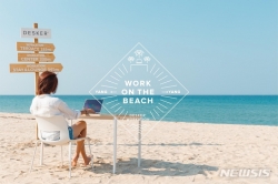 데스커가 7월부터 11월까지 워케이션 캠페인 '워크 온 더 비치'를 진행한다. 사진=데스커 제공.