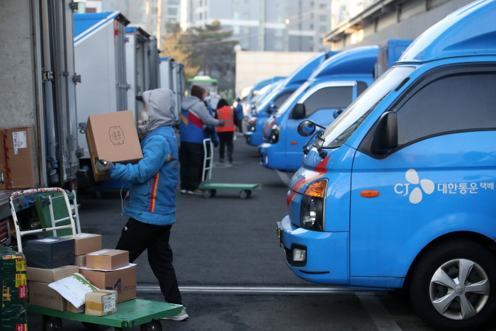 서울 시내 한 CJ대한통운 터미널에서 택배 분류작업이 진행되고 있다. 뉴시스