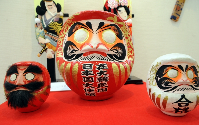 일본인은 목표 달성의 의지를 다지며 눈동자가 없는 다루마 인형을 구입한다. 출처=뉴시스