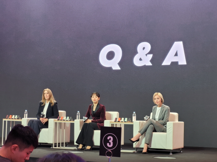 2월 14일 서울 중구 롯데호텔에서 열린 BAT로스만스의 궐련형 전자담배 '글로 하이퍼 X2' 공개 행사에서 BAT 글로벌 경영진들이 질의응답에 응하고 있다. 사진=김경탁 기자