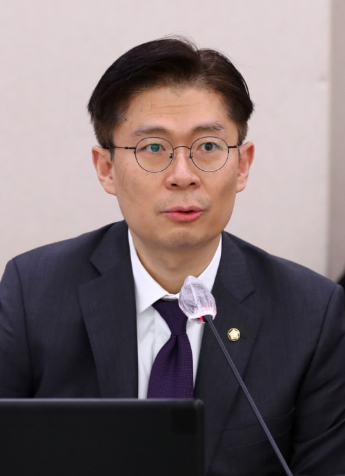 1월 16일 서울 여의도 국회에서 열린 법제사법위원회 전체회의에서 의사진행 발언을 하고 있는 조정훈 시대전환 의원. 뉴시스