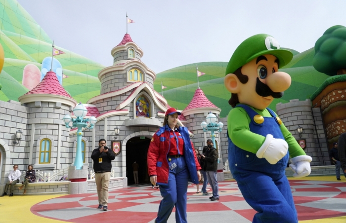 '닌텐도 월드' 광장 활보하는 루이지. AP/뉴시스