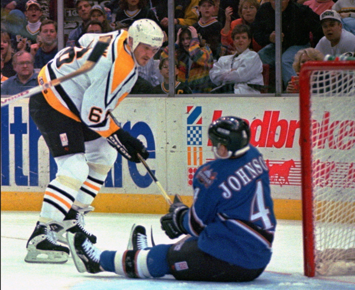 마리오 르미외(왼쪽)가 현역으로 뛰던 1996년 4월 26일, 그의 소속팀인 피츠버그 펭귄스와 워싱턴 캐피탈스의 경기 한 장면. AP/뉴시스