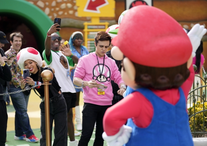 미 캘리포니아주 로스앤젤레스의 유니버설 스튜디오 할리우드에서 '닌텐도 월드' 사전 공개 행사가 열려 방문객들이 '슈퍼 마리오' 사진을 찍고 있다. 슈퍼 마리오 시리즈의 상징적인 요소들이 가득한 '닌텐도 월드'는 흥미진진한 명소와 놀이기구, 상점 등과 함께 2월 17일 개장했다.  AP/뉴시스