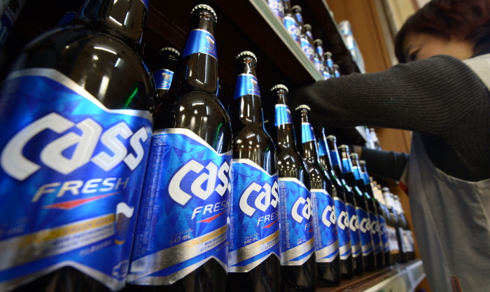 2016년 11월 1일 서울 중구의 한 대형마트에서 한 직원이 제품을 진열하고 있다. 뉴시스