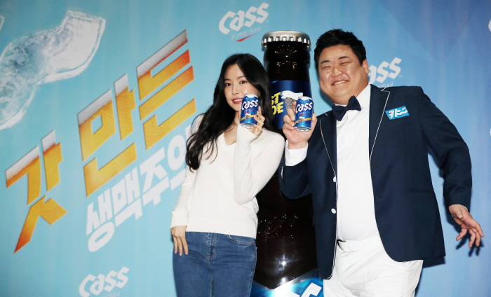 2019년 10월 8일 서울 강남구 메가박스 코엑스점 상영관에서 열린 카스 ‘캬~’ 신규 TV CF 공개 기자간담회에서 CF 모델인 걸그룹 에이핑크 멤버 손나은과 개그맨 김준현이 포즈를 취하고 있다. 뉴시스