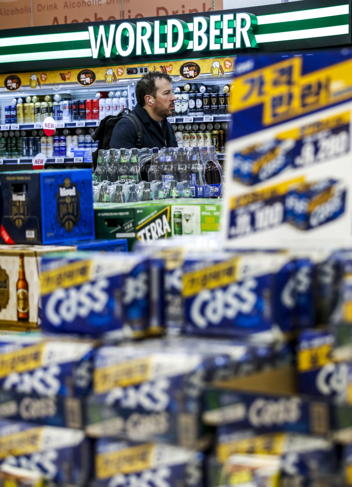 2023년 2월 19일 서울시내 대형마트를 찾은 시민이 맥주 제품을 살펴보고 있다. 뉴시스