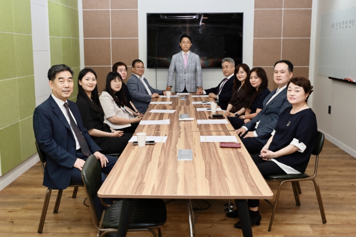 김 회장은 임직원들과의 회의에서도 원활한 소통을 이끌어 내기 위해서 아이디어에 애정을 갖고 이야기하는 직원들에게 특히 귀 기울여 경청하는 편이다. 사진= 전재현 포토그래퍼 .