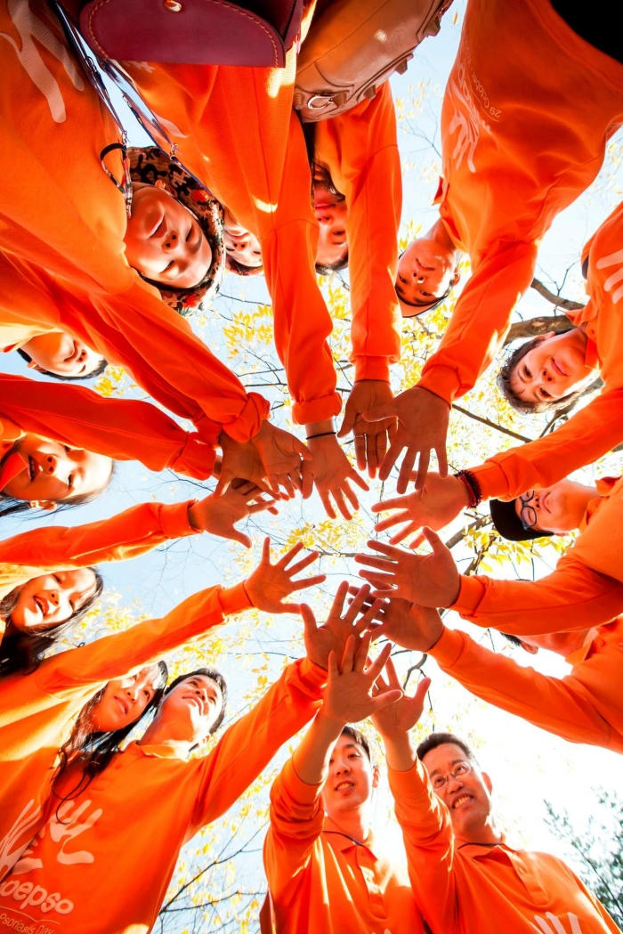 세계 건선의 날(10월 29일)을 맞아 대한건선협회 회원들이 함께 손을 모으고 있다.