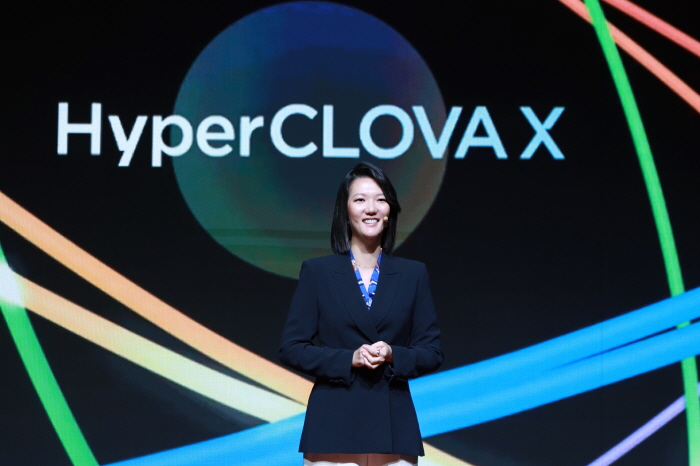 네이버는 24일 오전 서울 강남구 그랜드 인터컨티넨탈 서울 파르나스에서 열린 콘퍼런스 '단 23'을 열었다. 이날 최수연 네이버 대표이사가 초거대 AI LLM 하이퍼클로바X를 소개하고 있다. 사진=네이버 제공