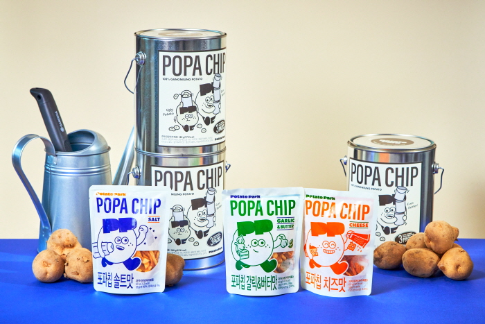 더루트컴퍼니의 로컬 스토어 '감자유원지'가 만든 포파칩은 '2022 한국관광공사 관광 기념품 공모전'에서 국무총리상을 수상했다. 2022년 2월 출시된 포파칩은 크라우드펀딩 플랫폼 '와디즈'에서 3000%가 넘는 펀딩률을 기록했다. 사진제공=더루트컴퍼니.