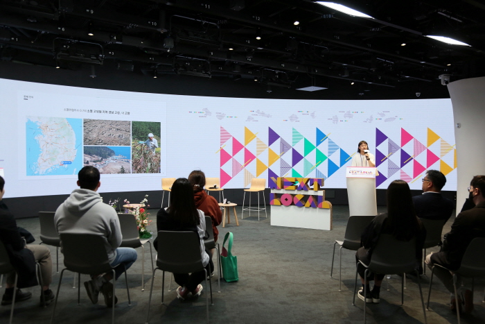 올해 4월 13일 동대문디자인플라자에서 열린 '넥스트로컬 성과공유회'에서 경남 고성의 '제3양조' 최영경 대표가 자사 성과를 공유하고 있다. 사진=넥스트로컬.