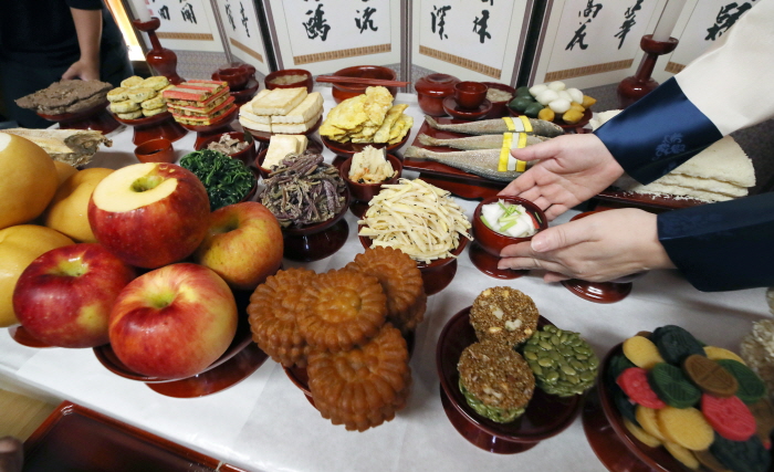 9월 22일 서울 은평구 은평한옥마을에서 열린 추석 차례상 시연 행사에서 전통차례상 차림이 시연되어 있다. 한국농수산식품유통공사가 추석을 1주 앞두고 조사한 추석 차례상 차림 비용은 평균 30만4434원이었다. 뉴시스.