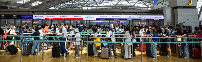 9월 11일 인천국제공항 제1터미널 출국장이 여행객들로 붐비고 있다. 여행업계에 따르면 이번 추석 연휴 기간 여행상품 예약률은 지난 여름휴가 성수기에 버금가는 상황이다. 뉴시스.