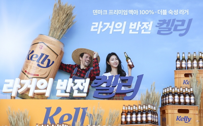 3월 30일 '켈리' 출시 발표회가 열린 서울 성북구 삼청각에서 모델들이 포즈를 취하고 있다. 뉴시스.