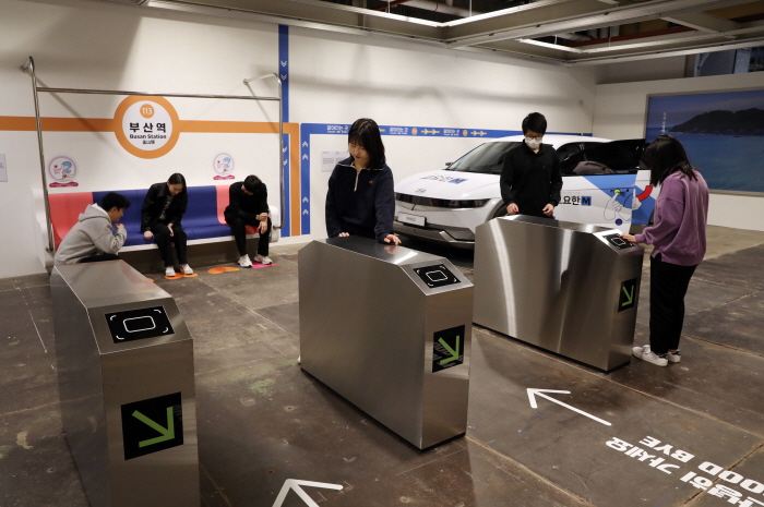 ‘2023 공공디자인 페스티벌’ 개막식이 열린 19일 부산 수영구 복합문화공간 F1963을 찾은 관람객들이 우수 공공디자인 작품을 둘러보고 있다. 뉴시스