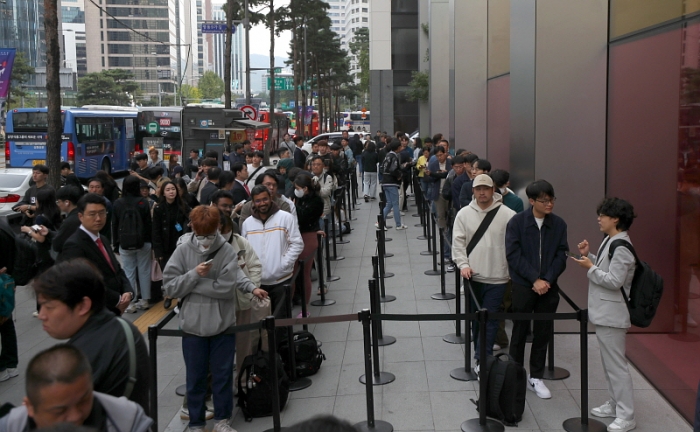 아이폰 15 시리즈 국내 출시 첫날인 13일 서울 애플스토어 명동점에서 사전예약 구매자들이 입장을 대기하고 있다. 뉴시스.