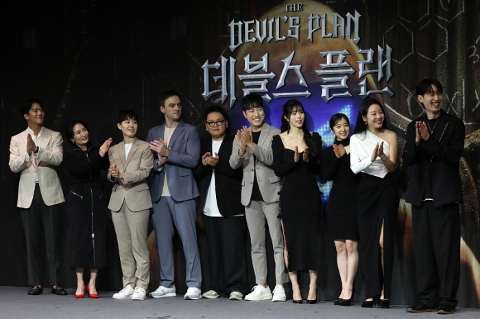 9월 18일 서울 중구 앰배서더 풀만에서 열린 넷플릭스 예능 '데블스 플랜' 제작발표회에 나선 출연진. 데블스 플랜'은 다양한 직업군의 플레이어 12인이 합숙하며 최고의 브레인을 가리는 서바이벌 게임 예능이다. 뉴시스.