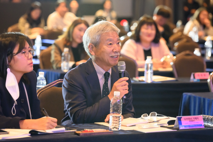종합토론에서 다카하시 기헤이 도쿄대학 교수가 질문하고 있다.