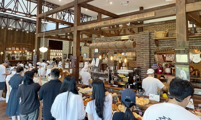 10월 19일 잠실 롯데월드몰 '런던 베이글 뮤지엄'에 사람들이 줄을 서있다. 사진=롯데백화점 제공.