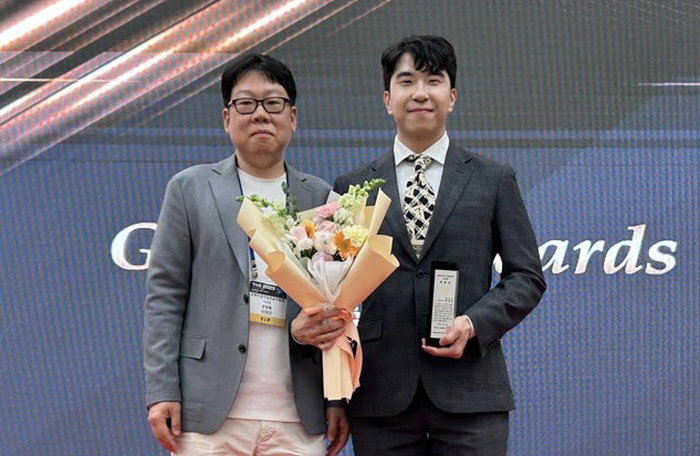 국제인공지능&윤리협회 전창배(왼쪽)  이사장과 팀쿠키 류태준 대표