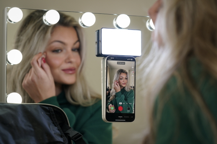 ‘틱톡커’ 앨리 프리불라(Allie Pribula)가 11월 20일 AP 인터뷰 사진을 찍기 위해 준비하는 모습까지 틱톡 업로드용 영상으로 자신의 스마트폰에 담고 있는 모습. 필라델피아 교외의 한 초등학교 교사로 근무했던 전직업에 대한 감정을 표현하는 영상으로 인기를 얻은 그는 영상 덕분에 꽤 큰 협찬 수입을 얻었다고 한다. 사진=AP/뉴시스