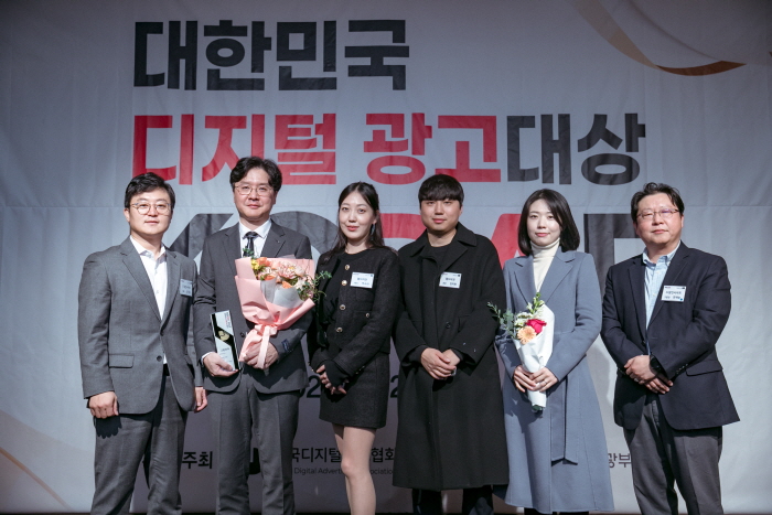 그랑프리를 수상한 드림인사트와 월드비전 관계자들