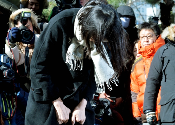 ‘땅콩 리턴’으로 물의를 빚은 조현아 대한항공 전 부사장이 과거 서울서부지방검찰청에 재소환 돼 피의자 신분으로 출석하며 허리숙여 사과하고 있다. 사진=뉴시스