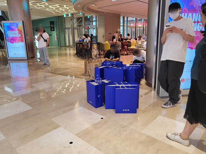 잠실 롯데월드몰에 문을 연 '아더에러 잠실월드몰 플러그샵'에서 구매한 상품이 담긴 쇼핑백.