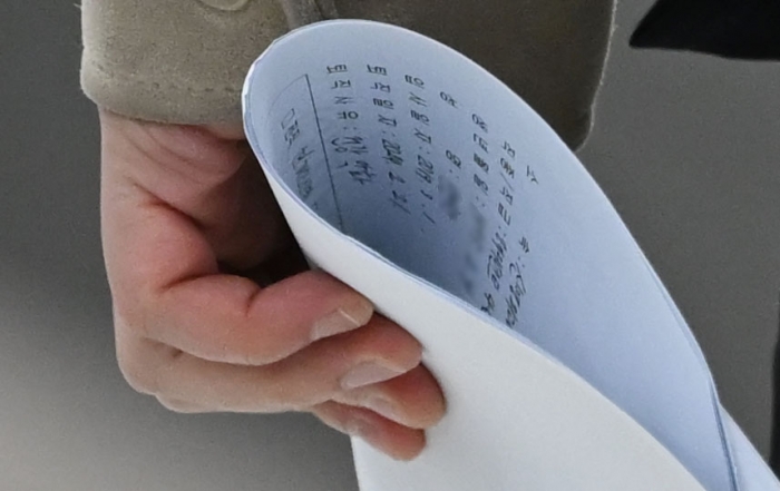 20일 오전 광주 동구 전남대병원에서 한 전공의가 사직서를 든 채 이동하고 있다. 사진=뉴시스