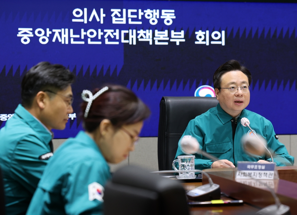 조규홍 중앙재난안전대책본부 제1차장이 27일 오전 서울 종로구 정부서울청사 서울상황센터에서 열린 의사 집단행동 중대본 회의에 참석해 발언하고 있다. 사진=뉴시스