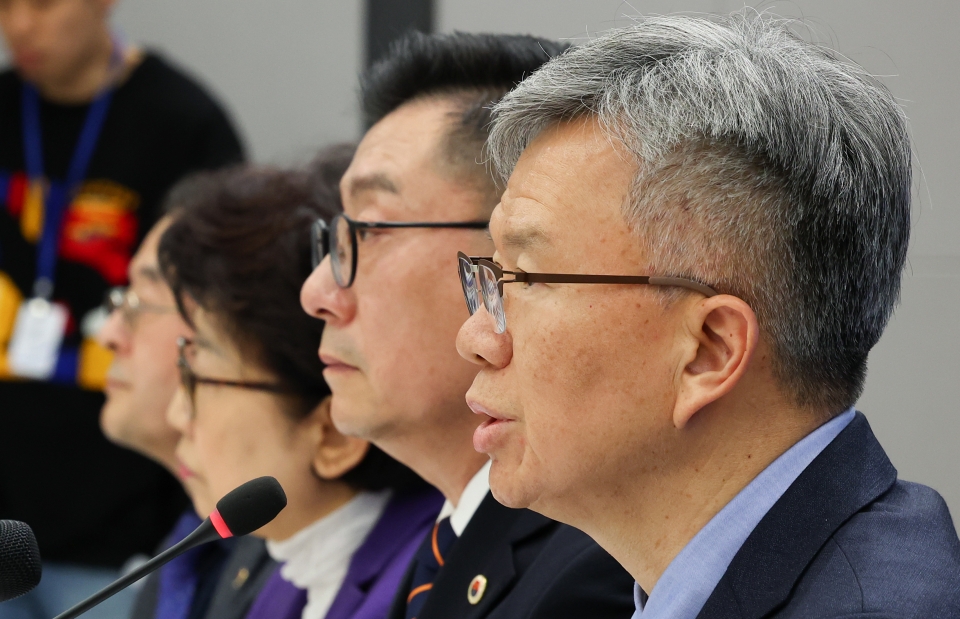 김택우(오른쪽) 대한의사협회 비상대책위원회 위원장 겸 투쟁위원장이 17일 서울 용산구 대한의사협회에서 열린 제1차 대한의사협회 의대정원 증원 저지 비상대책위원회 회의에서 발언하고 있다. 사진=뉴시스