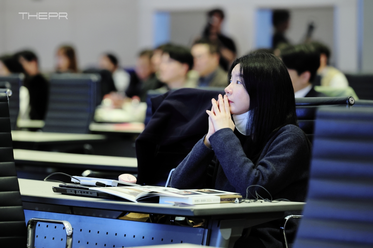 참석자들이 강연을 귀 기울여 듣고 있다.