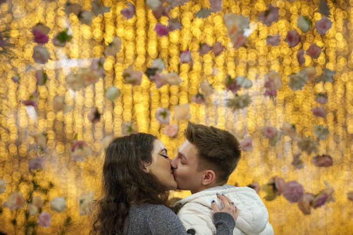 2월 13일 루마니아 부쿠레슈티에서 발렌타인데이 기념 '하루 동안의 결혼' 행사가 열려 모의 결혼식을 맞춘 남녀가 입을 맞추고 있다. 뉴시스.