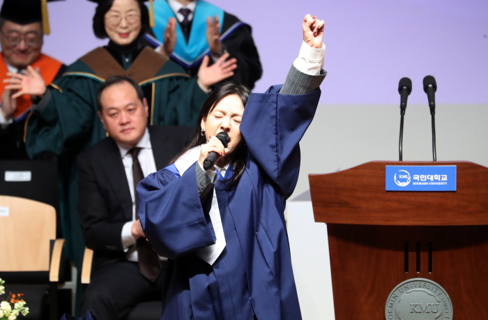 가수 이효리가 2월 14일 오전 서울 성북구 정릉동 국민대학교에서 열린 ‘2023학년도 학위수여식’에서 축하 무대를 펼치고 있다. 뉴시스
