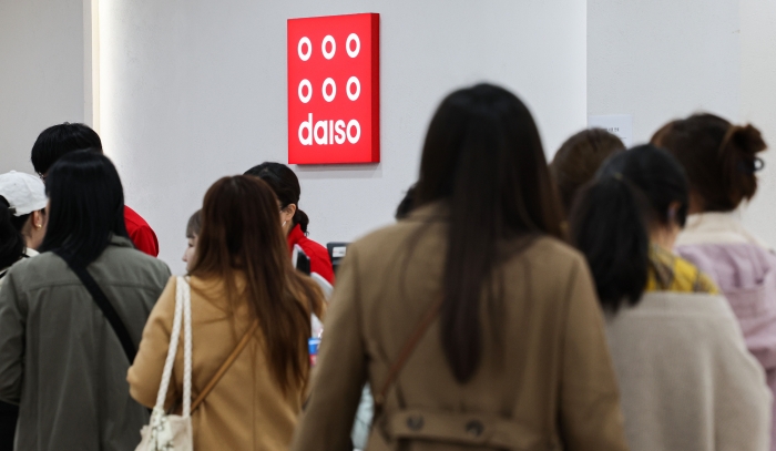 리스닝마인드 허블을 통한 검색 키워드 분석 결과 '다이소 샴푸 추천'과 '올리브영 샴푸 추천' 검색이 서로 연결돼있었다. 또한 20대 연령층이 두 뷰티구매채널 모두에 관심을 가지는 것으로 나타났다. 사진=뉴시스