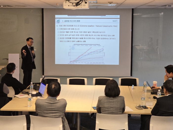 이태규 위원이 한국 기업의 글로벌 리스크 현황에 대해 발제를 하고 있다.