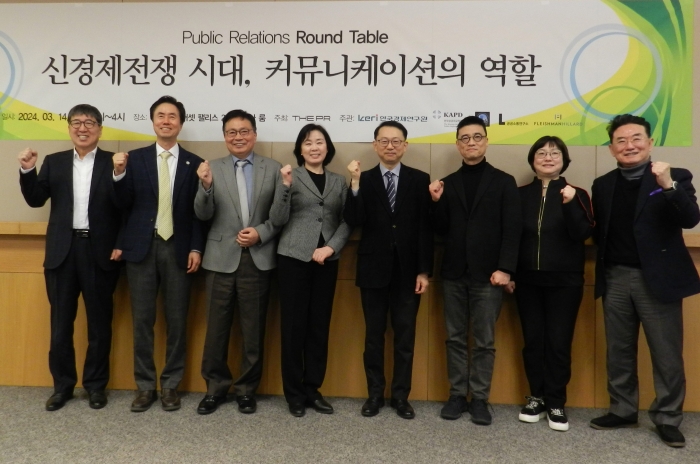 발표와 토론에 참여하신 이동희 더피알 대표(왼쪽부터), 이지윤 상임고문(플레시먼힐러드 코리아), 이종혁 광운대 교수, 이태규 한경연 수석연구위원, 박영숙 플레시먼힐러드 코리아 대표, 신호창 서강대 교수, 김기찬 가톨릭대 교수, 민병관 상임고문(플레시먼힐러드 코리아)