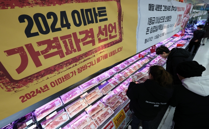 올해 이마트가 연초에 진행한 '2024 가격파격 선언' 행사. 이마트는 올해 정기주주총회에서 필수 상품을 초저가로 제공하는 테마 행사를 통해 할인점 본질인 상시저가판매 구조를 공고히 하겠다고 밝혔다. 사진=뉴시스