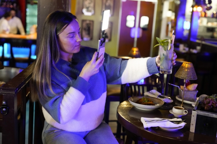 레스토랑에서 클라이언트 영상을 촬영 중인 한 콘텐츠 크리에이터. AP/뉴시스.