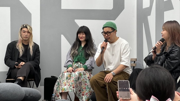 팝업사이클링 프로젝트 설치미술 '포레스트'를 전시하고 있는 아티스트 크룹 3명이 20일 돈의문박물관마을에서 진행한 토크 콘서트에 참여해 팝업스토어의 활용성에 대해 이야기를 나누고 있다. 사진 왼쪽부터 공간 디자이너 이내, MC 보라, 크리에이티브 아티스트 퍼니준, 크리에이티브 디렉터 이제이. 사진 제공=퍼니준