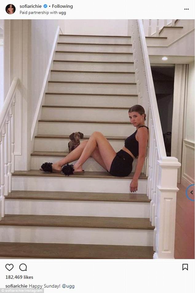 10만 달러를 받았다는 소피아 리치의 인스타그램 게시물