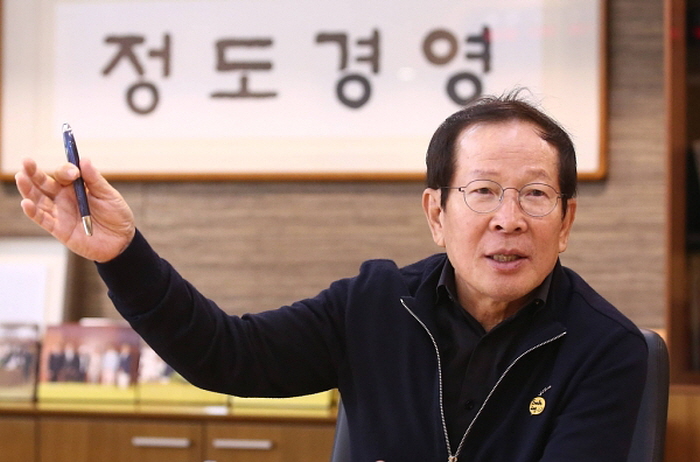 권원강 교촌에프앤비 회장. 사진=교촌에프앤비 제공