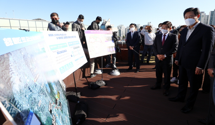 2022년 10월 17일 오후 서울 동대문구 홍릉 서울바이오허브 옥상을 찾은 오세훈 서울시장이 강대욱 서울바이오허브 센터장에게 홍릉 바이오 의료 클러스터 핵심 시설 등 사업 현황 보고를 받고 있다. 뉴시스