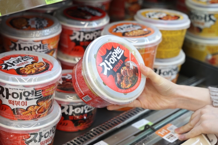 CU 자이언트 떡볶이 시리즈. 뉴시스